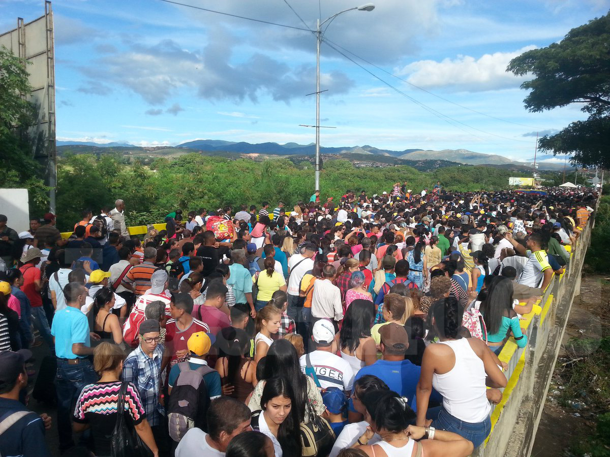 Lleno de extremo a extremo Puente Internacional Simón Bolívar (fotos)