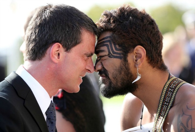 El primer ministro francés Manuel Valls (L) recieves un "Hongi", o tocar las narices, después de la ceremonia de colocación de ofrenda floral en el Museo de Guerra de Auckland, en Auckland, el 2 de mayo de 2016. Valls llegó a Nueva Zelanda el 1 de mayo después de visitar el territorio del Pacífico francés de Nueva Caledonia, con funcionarios de la delegación de confirmar que va a desviarse a Australia el día de hoy. MICHAEL BRADLEY / AFP