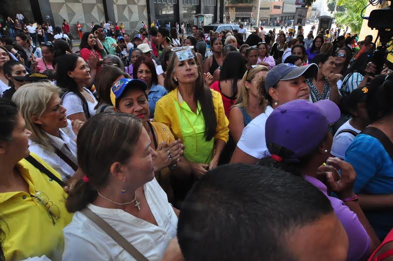Mujeres acuden al CNE a exigir revocatorio (Fotos)