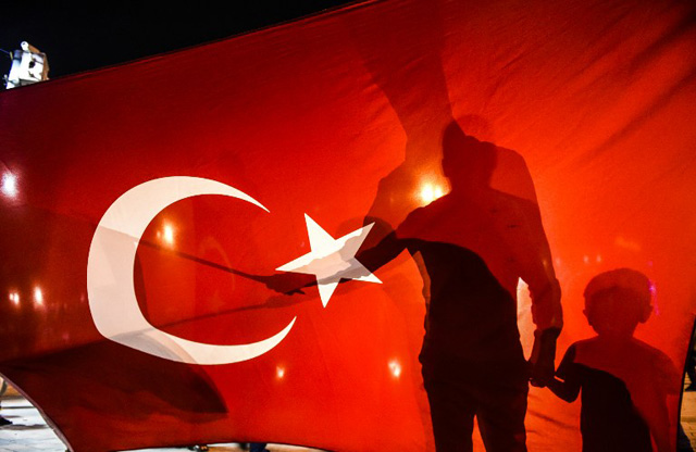 EDITORS NOTE: Graphic content / Pro-Erdogan supporters gather at Taksim square in Istanbul to support the government on July 16, 2016, following a failed coup attempt. Turkish authorities said they had regained control of the country on July 16 after thwarting a coup attempt by discontented soldiers to seize power from President Recep Tayyip Erdogan that claimed more than 250 lives. / AFP PHOTO / BULENT KILIC