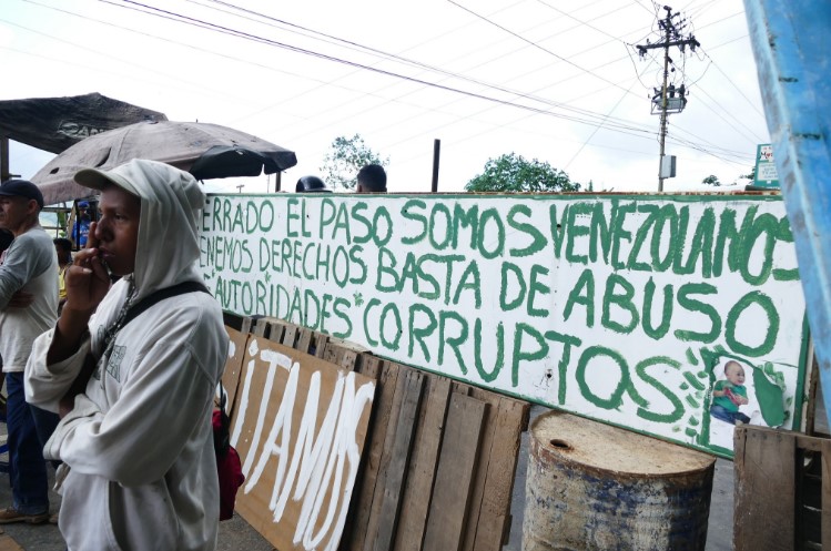 Reportan tranca en la carretera Petare-Santa Lucía #25Jul (VIDEOS)