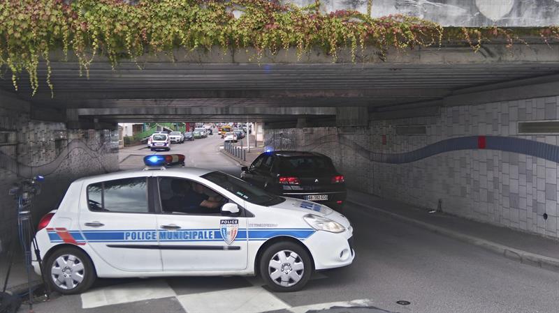 La policía mata a los dos secuestradores de la iglesia de Normandía