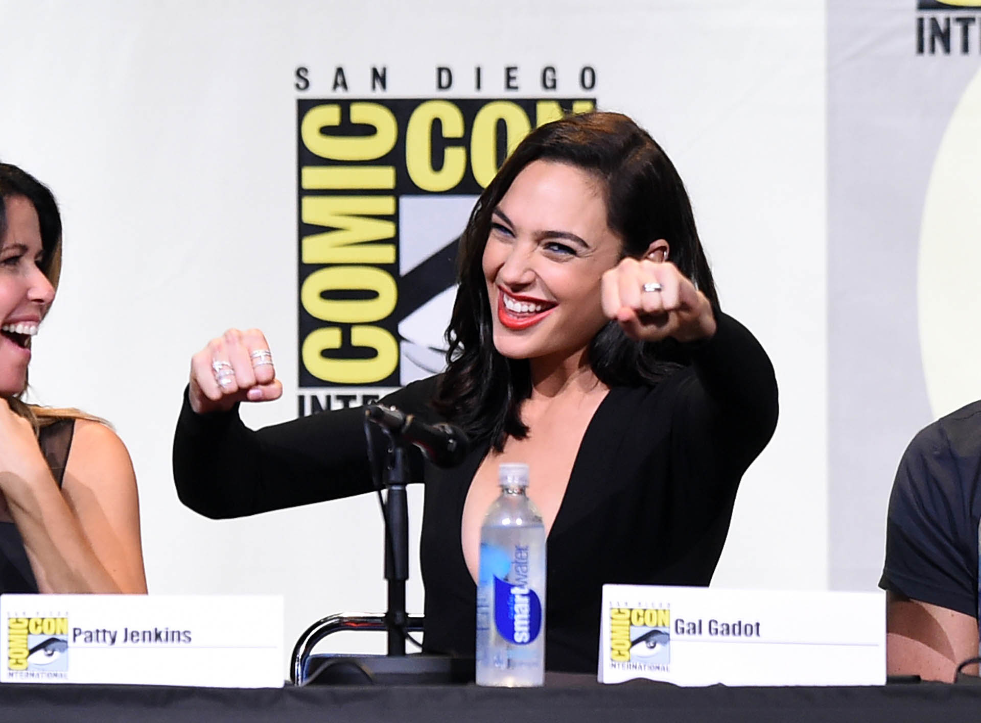 Oh, la, lá… la aparición de la “Mujer Maravilla” en el Comic-Con dejó a todos felices (FOTOS)