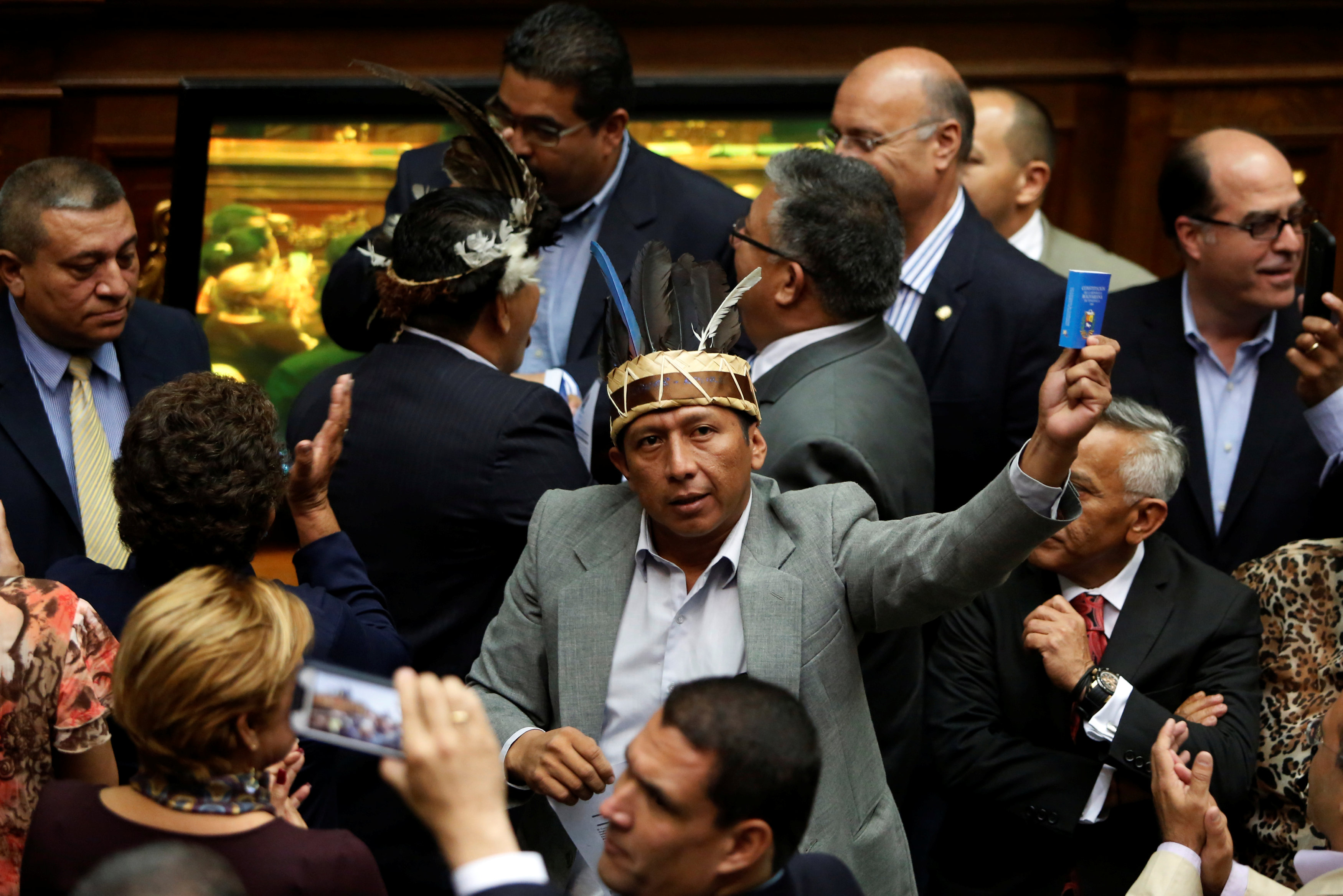 Diputados Guzamana y Aparicio se abstienen de votar nueva directiva de la AN