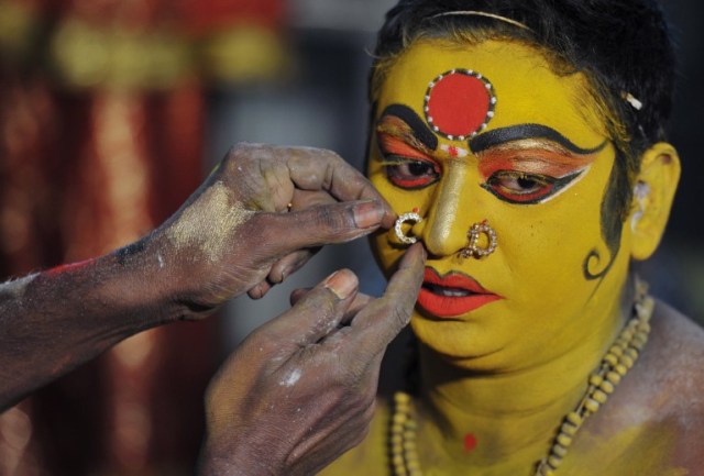 artista indio Korakula Munesh como la diosa hindú Maha Kali antes de realizar en una procesión final durante el festival Bonalu en el templo de Sri Akkanna Madanna Mahankali en Hyderabad, el 1 de agosto de 2016. El once días del festival ve 'Bonalu' ofrendas rituales de comida y bailando hizo a la diosa hindú Maha Kali, que es honrado principalmente por las mujeres durante el evento. NOAH SEELAM / AFP 