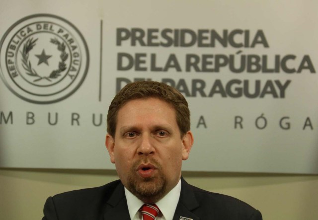 ASU03. ASUNCIÓN (PARAGUAY), 02/08/2016.- Eddie Jara, presidente de Petropar de Paraguay, habla durante una conferencia de prensa en la residencia presidencial paraguaya, Mburuvicha Roga, hoy martes 2 de agosto de 2016, en Asunción (Paraguay), luego de su reunión con el presidente paraguayo, Horacio Cartes, y el canciller de Paraguay, Eladio Loizaga. Jara reiteró que la estatal paraguaya reconoce la deuda de 265 millones de dólares que le reclama Petróleos de Venezuela (PDVSA) y que con esa postura acudirán a la Cámara de Comercio Internacional, con sede en París, que arbitrará el concenso entre las dos firmas. EFE/Andrés Cristaldo Benítez