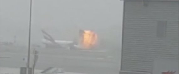 El momento en el que un motor de un avión de Emirates explota en Dubai