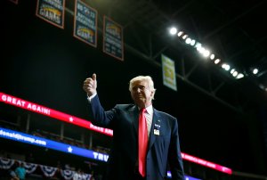Encuestas reflejan la mala semana de Trump mientras su campaña niega crisis