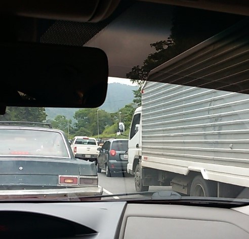 Tráfico lento en la ARC por volcamiento de un camión en el kilómetro 52