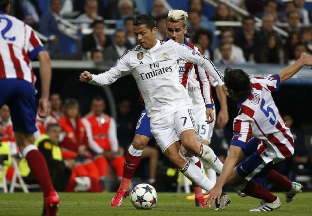 En la imagen Antoine Griezmann y Tiago (a la derecha), ambos del Atletico de Madrid, intentan quitar el balón a Cristiano Ronaldo durante el partido de Liga de Campeones el 22 de abril de 2015. Los futbolistas del Real Madrid Cristiano Ronaldo y Gareth Bale y el delantero del Atlético de Madrid Antoine Griezmann son los finalistas del Premio al Mejor Jugador de la UEFA, mientras que los atacantes del Barcelona Lionel Messi y Luis Suárez se quedaron fuera de la nominación. REUTERS/Stringer