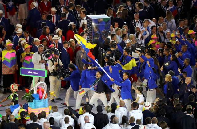 2016 Rio Olympics - Opening ceremony - Maracana - Rio de Janeiro, Brazil - 05/08/2016. Flagbearer Ruben Limardo Gascon (VEN) of Venezuela leads his contingent during the opening ceremony. REUTERS/Mike Blake FOR EDITORIAL USE ONLY. NOT FOR SALE FOR MARKETING OR ADVERTISING CAMPAIGNS.