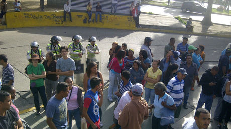 Protestan en el Bicentenario de Los Símbolos por falta de comida