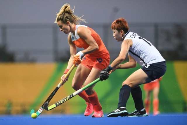 Netherland's Ellen Hoog (L) fights for the ball with South Korea's Cheon Eunbi during the women's field hockey Netherlands vs South Korea match of the Rio 2016 Olympics Games at the Olympic Hockey Centre in Rio de Janeiro on August, 8 2016