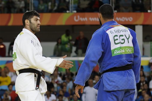 El egipcio Islam El Shehaby, azul, se niega a estrechar la mano del israelí Or Sasson después de perder su duelo en las competencias en los 100 kilogramos del judo en los Juegos Olímpicos de Río de Janeiro, Brasil, el viernes 12 de agosto de 2016. (AP Foto/Markus Schreiber)