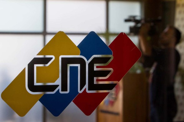 CAR08. CARACAS (VENEZUELA), 09/08/2016.- Detalle del logo Consejo Nacional Electoral (CNE) durante la conferencia de prensa de la presidenta del CNE, Tibisay Lucena, hoy, martes 9 de agosto del 2016, en la ciudad de Caracas (Venezuela). Lucena dijo hoy que, de cumplirse todos los requisitos para que se pueda realizar, la recolección del 20 % de los apoyos para convocar el referendo revocatorio se debe realizar a finales del próximo mes de octubre. EFE/MIGUEL GUTIÉRREZ