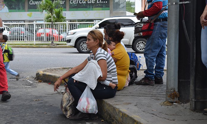 La colas afectan la vida de los niños en Lara