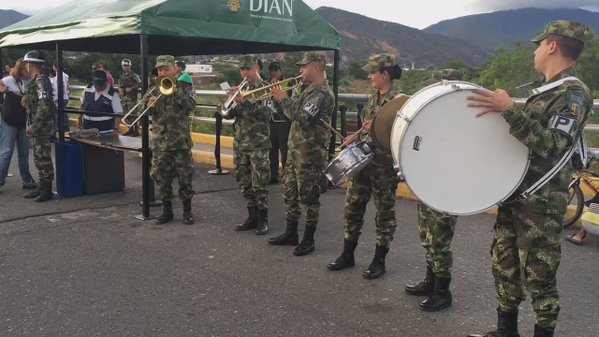 Ejército de Colombia le toca “la pollera colorá” a venezolanos que cruzan la frontera (video)