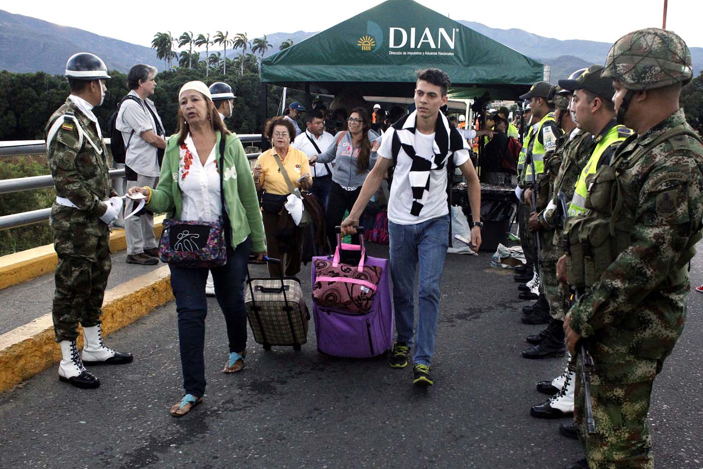 Colombia limita paso de alimentos por la frontera a cantidades para el consumo familiar