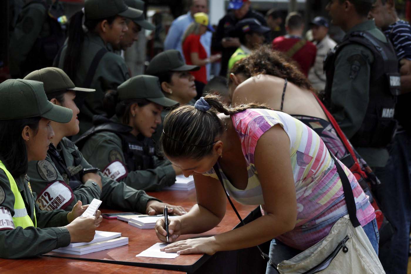 Se mantendrá uso en la frontera de la tarjeta migratoria de tránsito