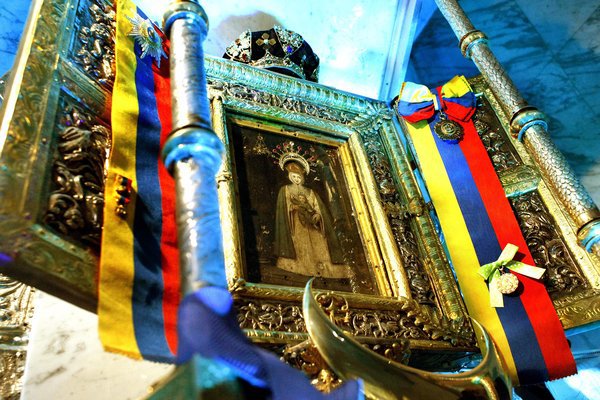 El camerino de la Virgen está a temperatura ambiente; sobre el relicario se observan varias condecoraciones y órdenes conferidas a la patrona.