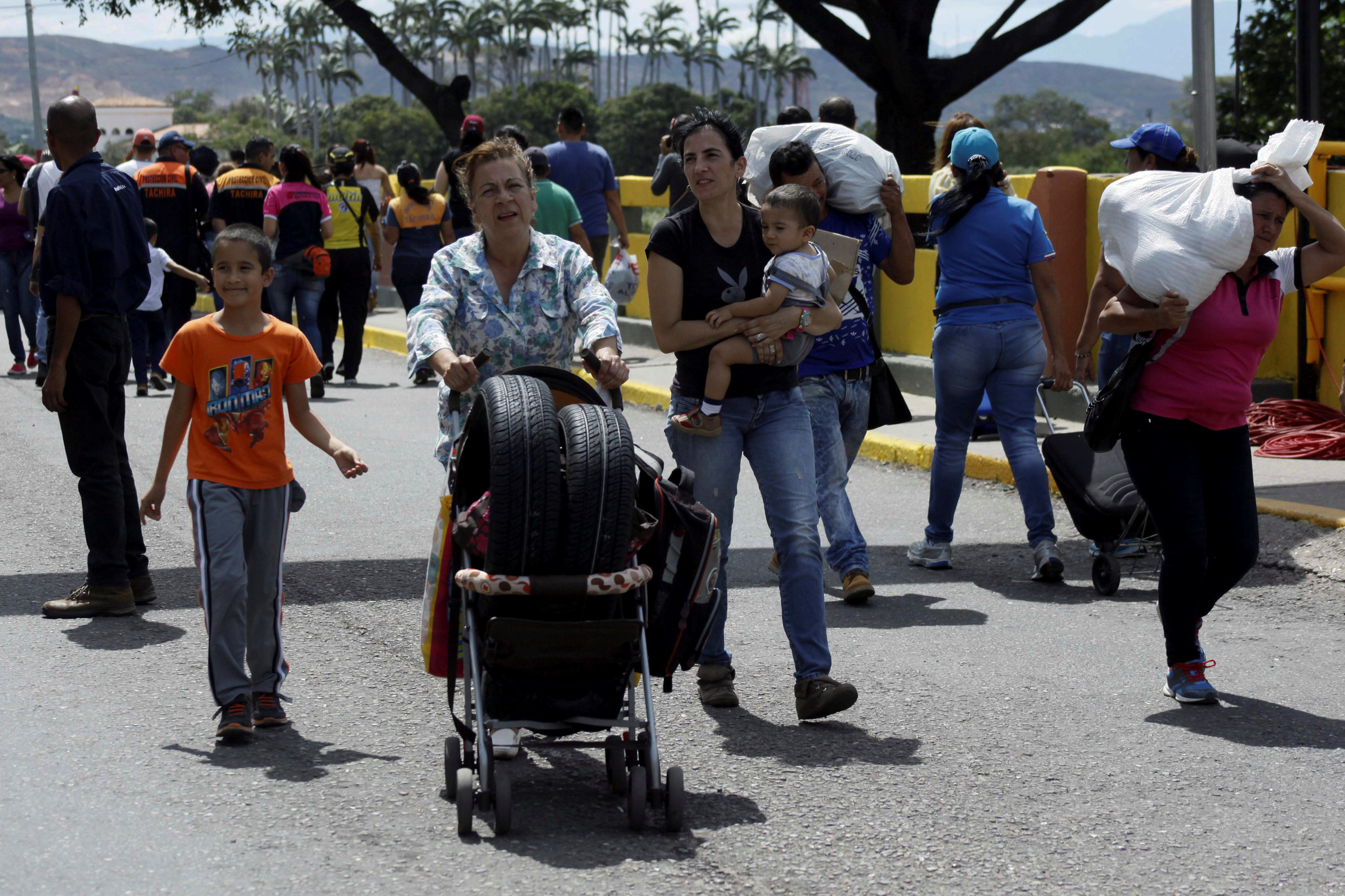 Tercer día de la reapertura de la frontera: Sorpresa por prohibición de pasar neumáticos a Venezuela