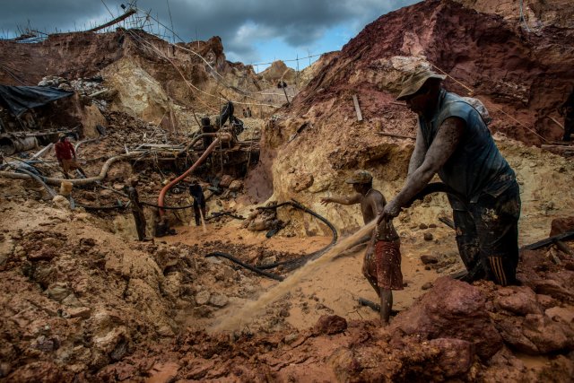  Carlos Raphael, a la derecha, junto a un equipo que se dedica a la minería de oro en Cuatro Muertos, una mina ilegal cerca de Las Claritas, Venezuela, en julioCarlos Raphael, a la derecha, junto a un equipo que se dedica a la minería de oro en Cuatro Muertos, una mina ilegal cerca de Las Claritas, Venezuela, en julio crédito Meridith Kohut para The New York Times