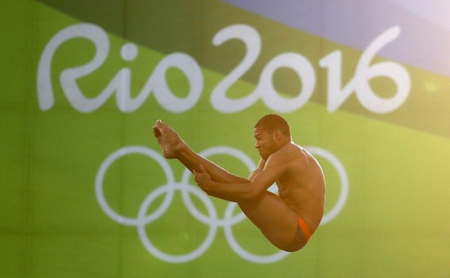 El clavadista Robert Páez durante su participación. Foto: REUTERS/Stefan Wermuth  