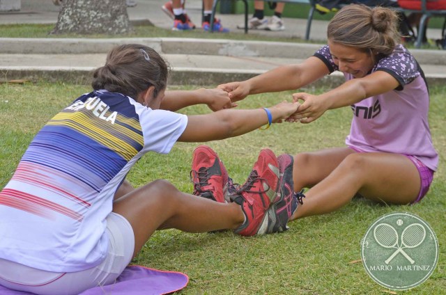 Las venezolanas Ana Castillo y Luba Delgado estirandose