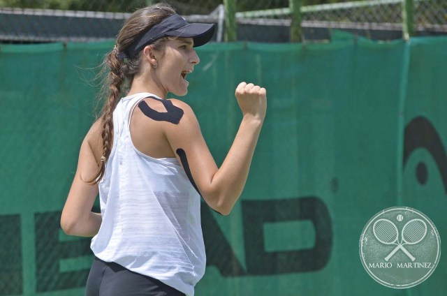 Valeria Humpierres celebrando el punto