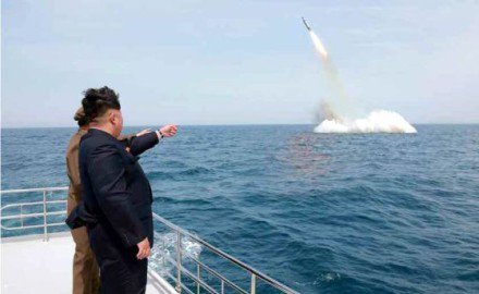 Corea del Norte lanza un misil balístico desde un submarino