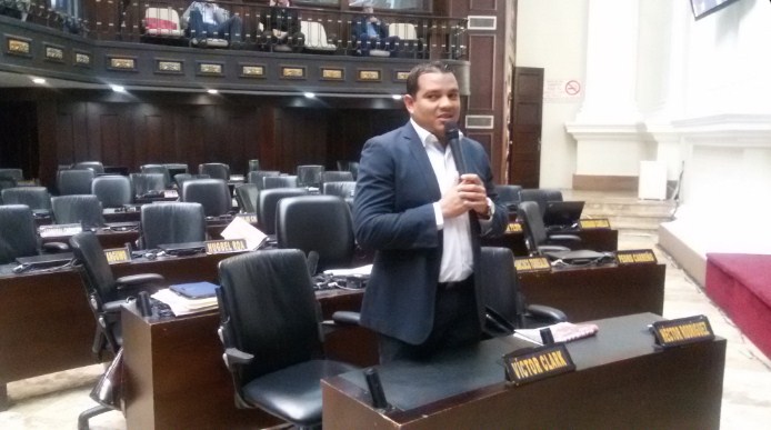 LA FOTO: Más abandonado y asustado que diputado chavista sin sus colegas