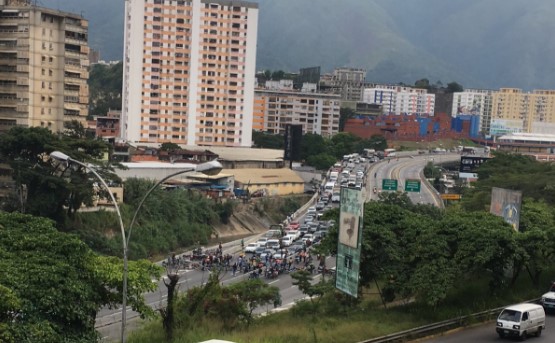 Motorizados trancaron la Francisco Fajardo a la altura de Petare