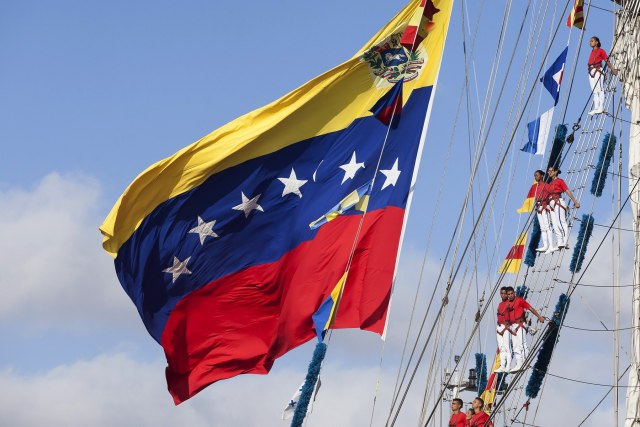 GRA138. SANTA CRUZ DE TENERIFE, 25/08/2016.- El buque escuela Simón Bolívar de la Armada Nacional Bolivariana de Venezuela atracó hoy en el puerto de Santa Cruz de Tenerife tras haber ganado en la "Tall Ships Races" -una de las mayores regatas de veleros del mundo- el oro en la categoría del velero más rápido. El buque, que no había visitado la isla desde 1999, estará cinco días en el puerto de Santa Cruz de Tenerife y el 30 de agosto partirá hacia la que será su última escala, la isla de Guadalupe, en México y luego se dirigirá a Venezuela, a la que según Meléndez, esperan llegar a principios de octubre. EFE/Ramón de la Rocha