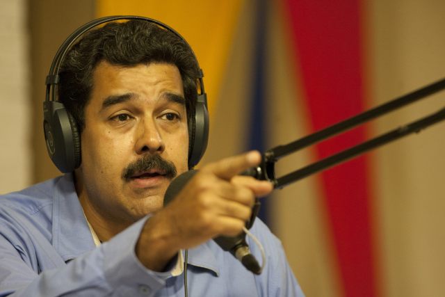 CAR03. CARACAS (VENEZUELA), 11/03/2014.- El presidente de Venezuela, Nicolás Maduro, participa hoy, martes 11 de marzo de 2014, en el inicio del programa de radio "En contacto con Maduro", una nueva iniciativa del gobernante para lanzarse a los medios, enn estudio montado en la sala de prensa del palacio presidencial de Miraflores, en Caracas (Venezuela). Maduro busca con ese espacio un "vehículo de comunicación" e "interconexión" con el "pueblo". EFE/Santi Donaire