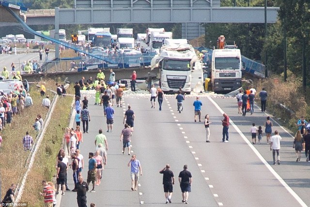 37A016D100000578-3761261-Pictured_Motorists_leave_their_cars_to_inspect_the_destruction_a-a-54_1472302178144