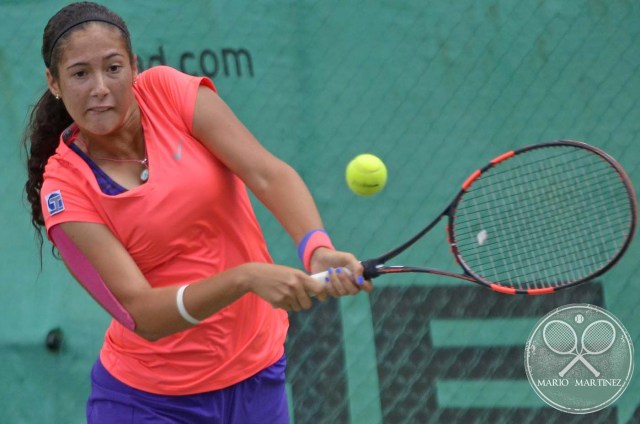 Maria Linares con su backhand dos manos