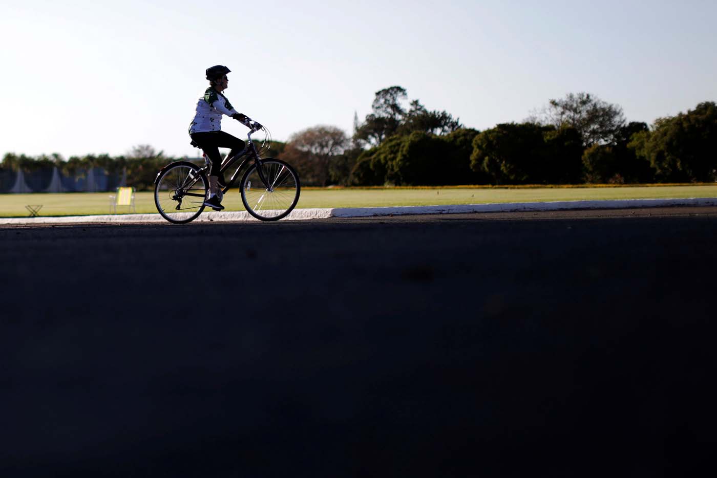 Dilma paseó en bicicleta mientras llega el juicio final (fotos)