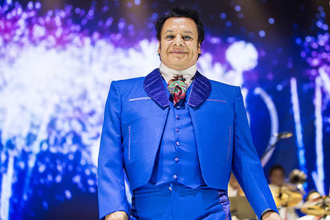 Familia de Juan Gabriel homenajeará al divo para “mantenerlo vivo”