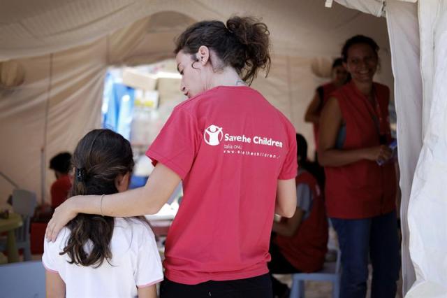 Fotografía facilitada por Save the Children. Con una tienda para que los niños damnificados por el terremoto del centro de Italia puedan jugar y con médicos y farmacéuticos para los ancianos, se intenta llevar un poco de serenidad en los campo de desalojados. El terremoto de 6 grados en la escala Richter del pasado 24 de agosto ha dejado sin hogar a miles de personas, pero los niños y los ancianos necesitan una mayor atención al ser más vulnerables. EFE/Danilo Balducci 