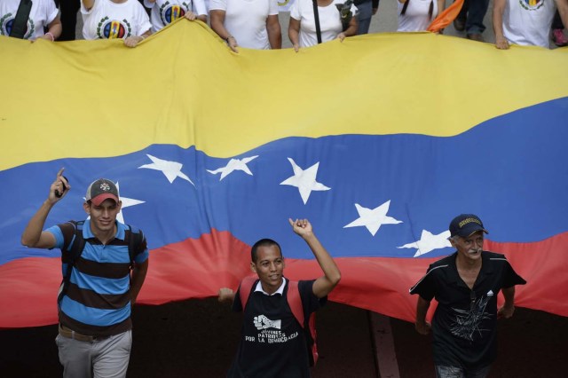 Opposition activists march in Caracas, on September 1, 2016. Venezuela's opposition and government head into a crucial test of strength Thursday with massive marches for and against a referendum to recall President Nicolas Maduro that have raised fears of a violent confrontation. / AFP PHOTO / FEDERICO PARRA