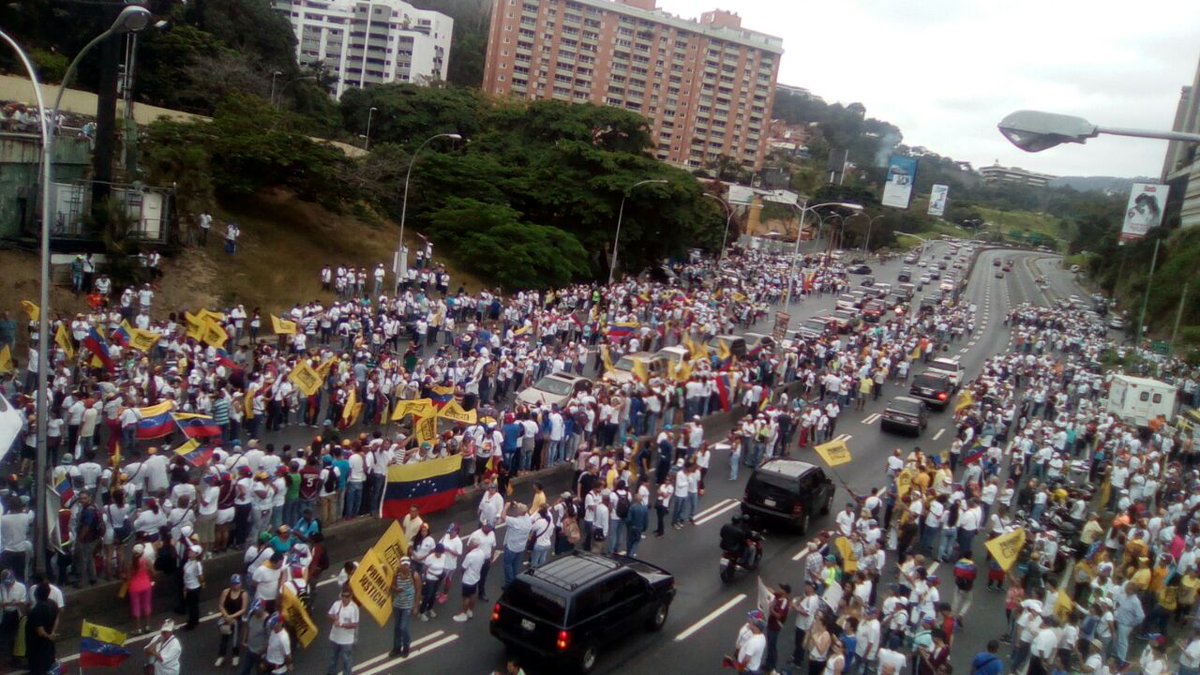 Una multitud de personas toma la Prados del Este a las 10:40 am #1S (Fotos)