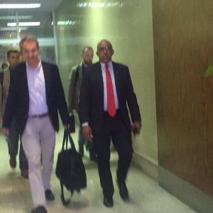 Zapatero llega a Venezuela, celebra tranquilidad de marchas y dice que diálogo “va avanzando”