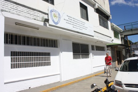 Capturan a mujer abriendo carros en Los Teques