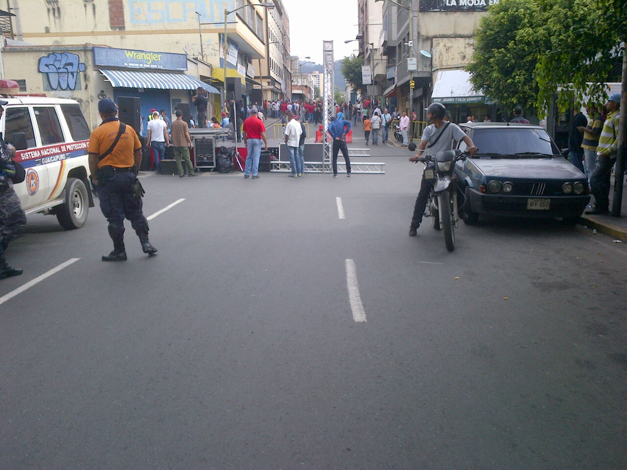 Los alrededores del CNE-Los Teques a las 9:29 am (Fotos y Video)