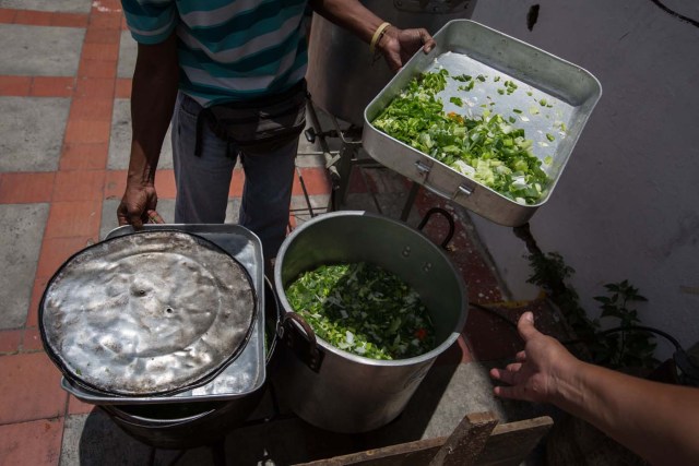 CAR01. CARACAS (VENEZUELA), 10/09/2016.- Un grupo de personas preparan un sancocho hoy, sábado 10 de septiembre del 2016, en la ciudad de Caracas (Venezuela). En el barrio la Unión, ubicado en la favela más grande de América Latina asentada en el este de Caracas, se preparó hoy un gran "sancocho" como se le conoce en Venezuela a la sopa cocinada con varios tipos de verduras y carnes, para alimentar a los vecinos, muchos de ellos con varios días de hambre. EFE/MIGUEL GUTIÉRREZ