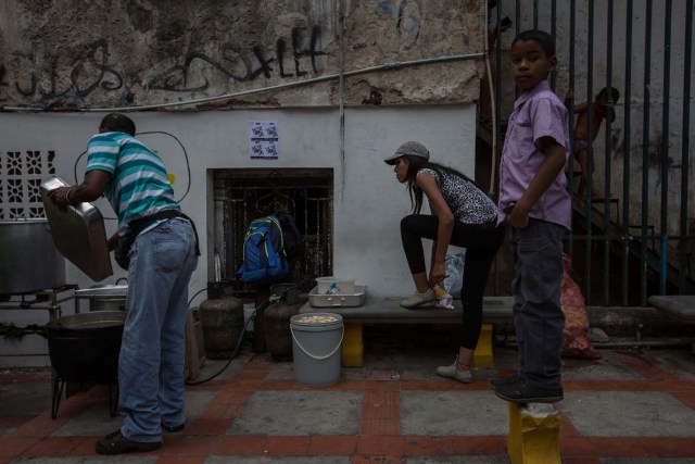 CAR01. CARACAS (VENEZUELA), 10/09/2016.- Un grupo de personas preparan un sancocho hoy, sábado 10 de septiembre del 2016, en la ciudad de Caracas (Venezuela). En el barrio la Unión, ubicado en la favela más grande de América Latina asentada en el este de Caracas, se preparó hoy un gran "sancocho" como se le conoce en Venezuela a la sopa cocinada con varios tipos de verduras y carnes, para alimentar a los vecinos, muchos de ellos con varios días de hambre. EFE/MIGUEL GUTIÉRREZ