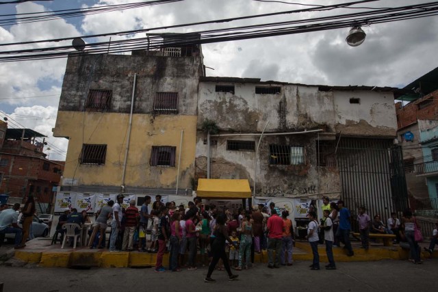 CAR03. CARACAS (VENEZUELA), 10/09/2016.- Un grupo de personas preparan un sancocho hoy, sábado 10 de septiembre del 2016, en la ciudad de Caracas (Venezuela). En el barrio la Unión, ubicado en la favela más grande de América Latina asentada en el este de Caracas, se preparó hoy un gran "sancocho" como se le conoce en Venezuela a la sopa cocinada con varios tipos de verduras y carnes, para alimentar a los vecinos, muchos de ellos con varios días de hambre. EFE/MIGUEL GUTIÉRREZ