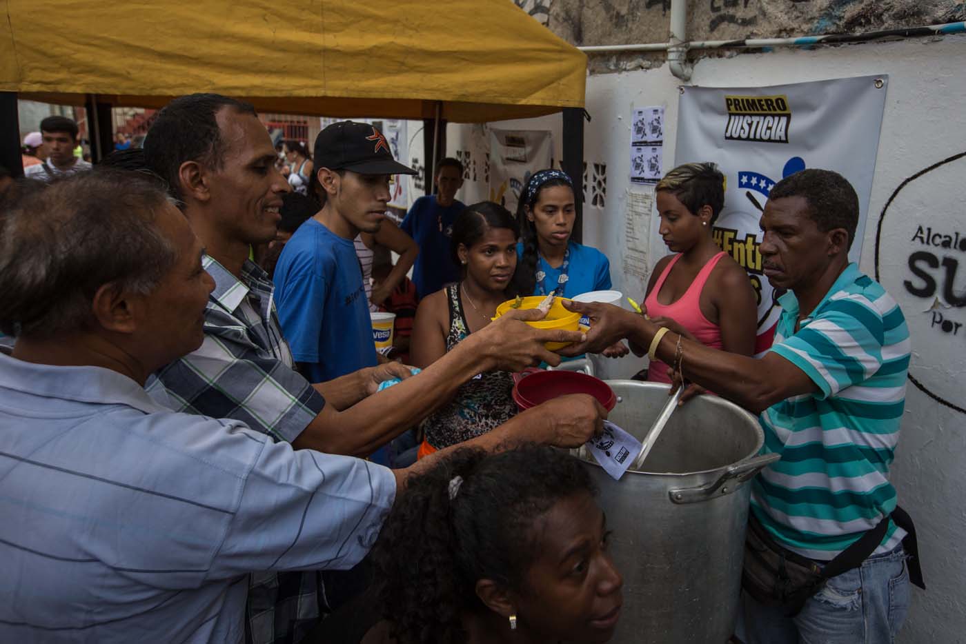 Vecinos del barrio la Unión de Petare comparten un sancocho tras varios días de hambre (fotos)