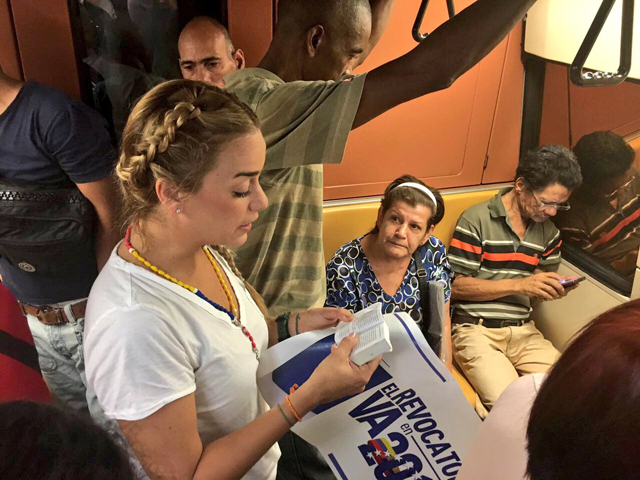 Como un pregonero más Lilian Tintori se montó en el Metro a leer la Constitución