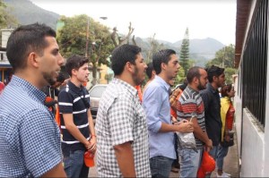 Activistas de VP-Táchira tocaron cacerolas frente a la sede del Sebin